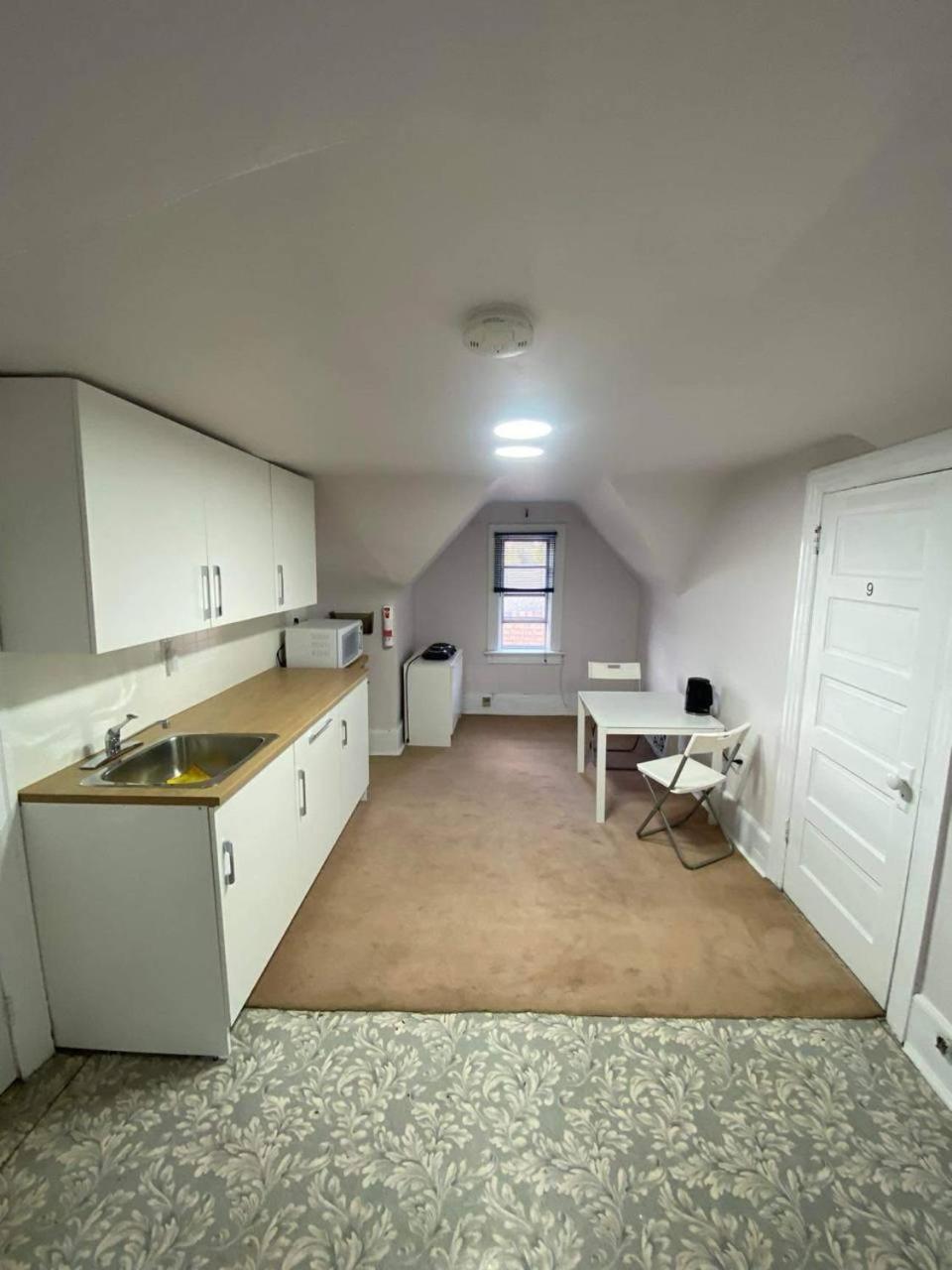 Rooms Available Downtown Winnipeg Exterior photo